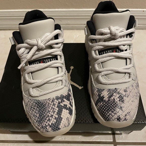 Air Jordan 11 Retro Low LE GS - Picture 3 of 3